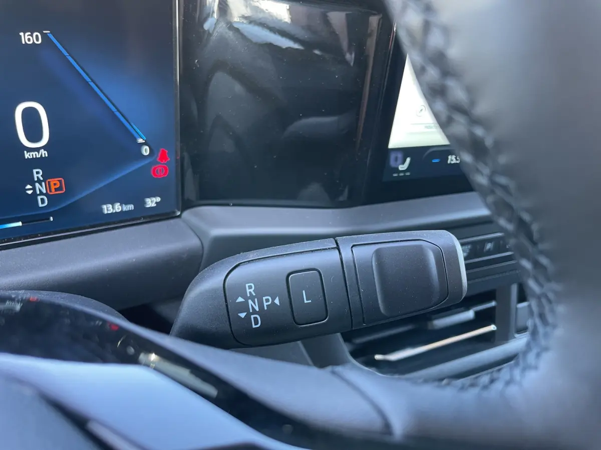320 L1H1 Limited 71 kWh | Winterpack | Adap. Cruise Control | Trekhaak | Camera | | 13 polige trekhaak met Trailer Sway Control | 2 zitplaatsen rechtsvoor | 3-fase laadkabel mode 3 32A, 10 m