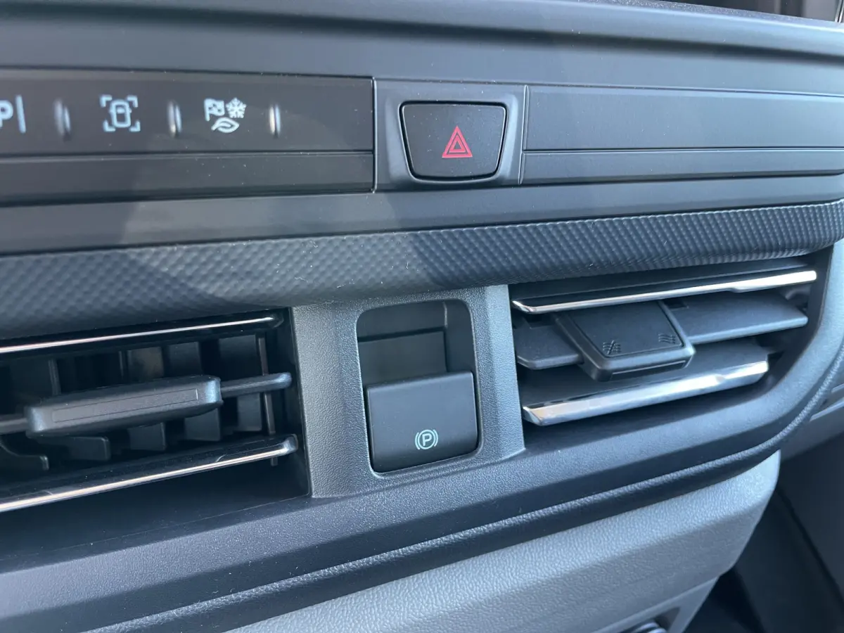 320 L1H1 Limited 71 kWh | Winterpack | Adap. Cruise Control | Trekhaak | Camera | | 13 polige trekhaak met Trailer Sway Control | 2 zitplaatsen rechtsvoor | 3-fase laadkabel mode 3 32A, 10 m