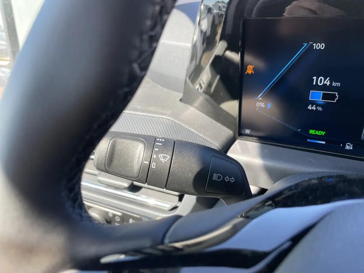 320 L1H1 Limited 71 kWh | Winterpack | Adap. Cruise Control | Trekhaak | Camera | | 13 polige trekhaak met Trailer Sway Control | 2 zitplaatsen rechtsvoor | 3-fase laadkabel mode 3 32A, 10 m