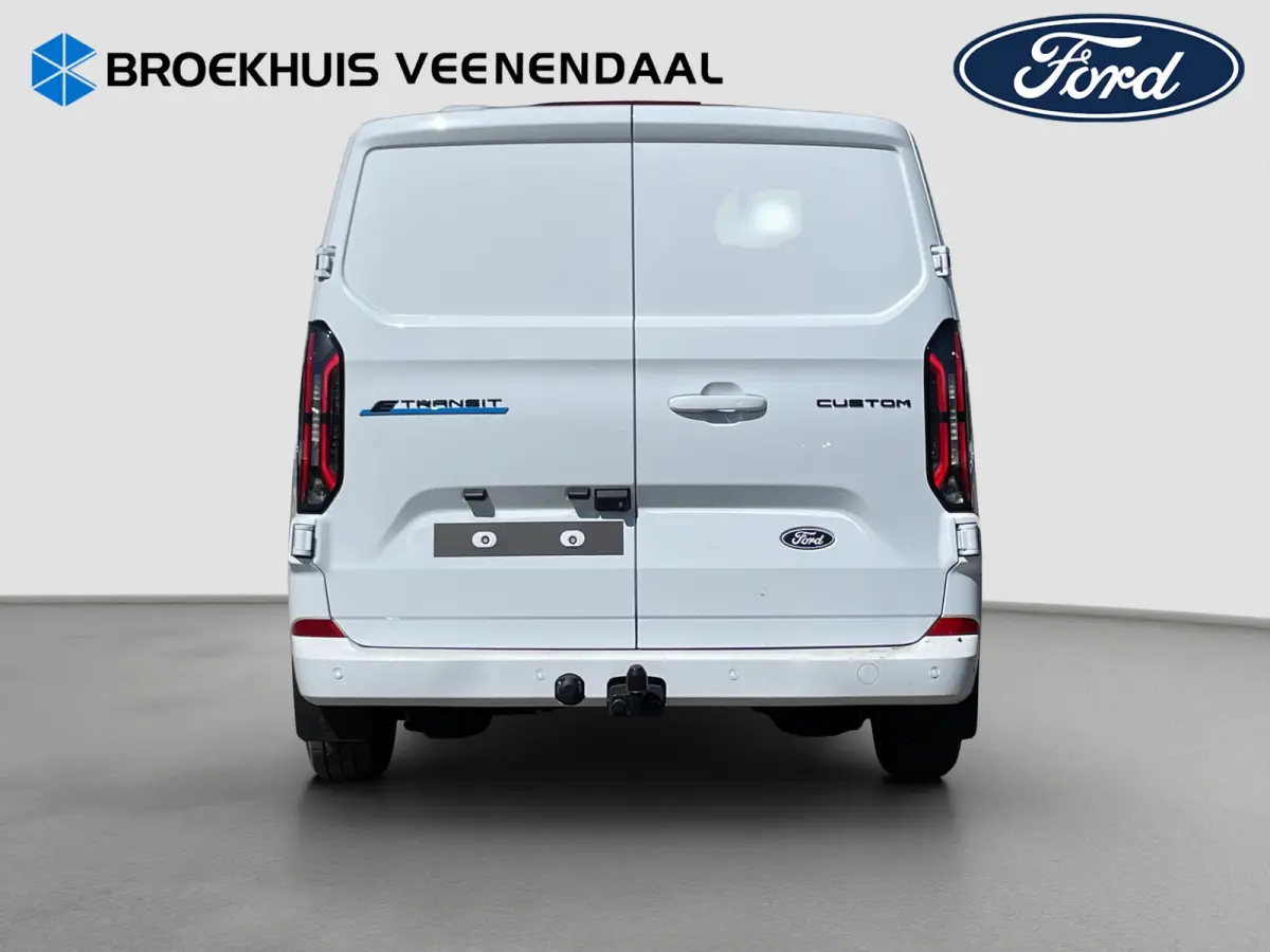 320 L1H1 Limited 71 kWh | Winterpack | Adap. Cruise Control | Trekhaak | Camera | | 13 polige trekhaak met Trailer Sway Control | 2 zitplaatsen rechtsvoor | 3-fase laadkabel mode 3 32A, 10 m