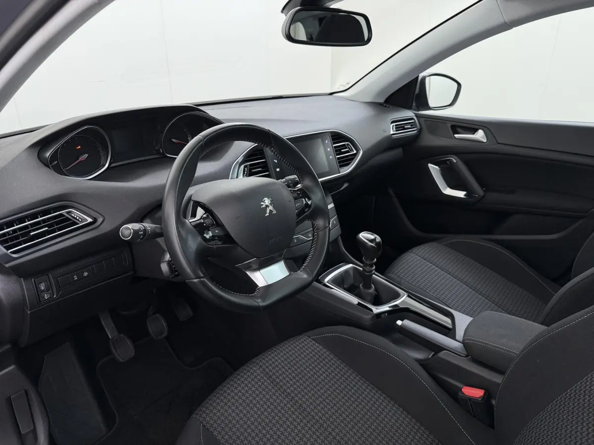 Blue Lease Executive 110pk | Trekhaak | Navigatie | Automatische airco | Cruise control | Parkeersensoren achter | Lichtmetalen velgen | Apple Carplay en Android auto