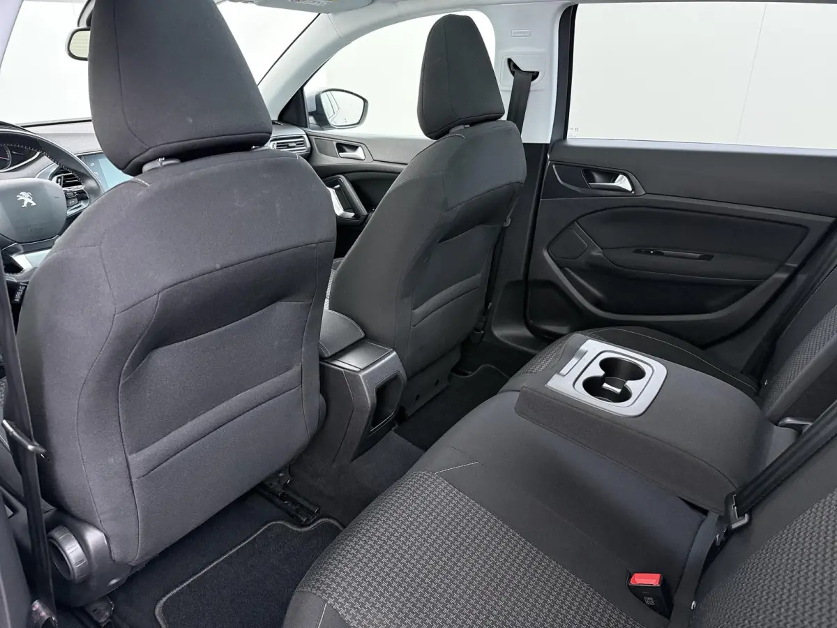 Blue Lease Executive 110pk | Trekhaak | Navigatie | Automatische airco | Cruise control | Parkeersensoren achter | Lichtmetalen velgen | Apple Carplay en Android auto