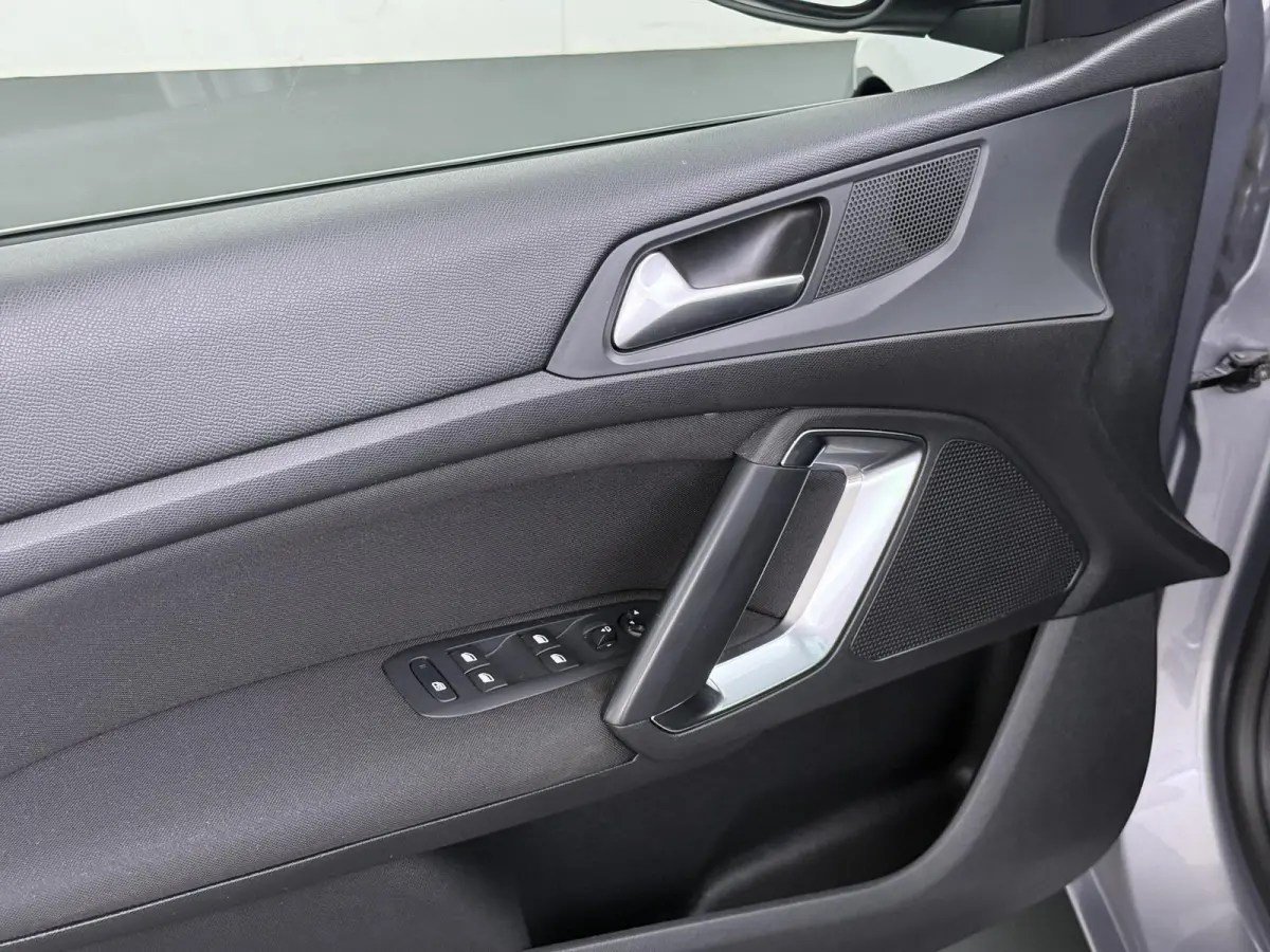 Blue Lease Executive 110pk | Trekhaak | Navigatie | Automatische airco | Cruise control | Parkeersensoren achter | Lichtmetalen velgen | Apple Carplay en Android auto