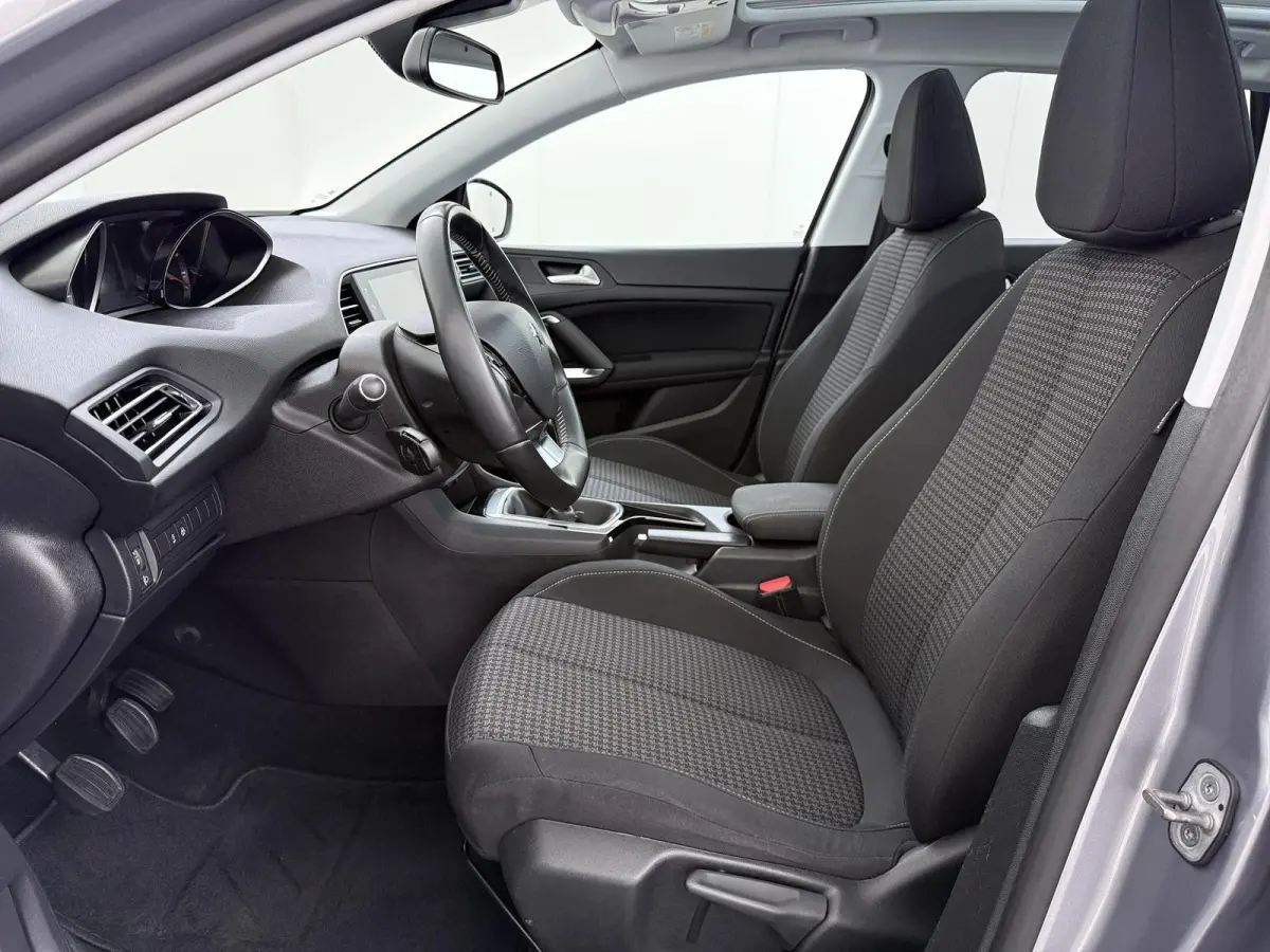 Blue Lease Executive 110pk | Trekhaak | Navigatie | Automatische airco | Cruise control | Parkeersensoren achter | Lichtmetalen velgen | Apple Carplay en Android auto
