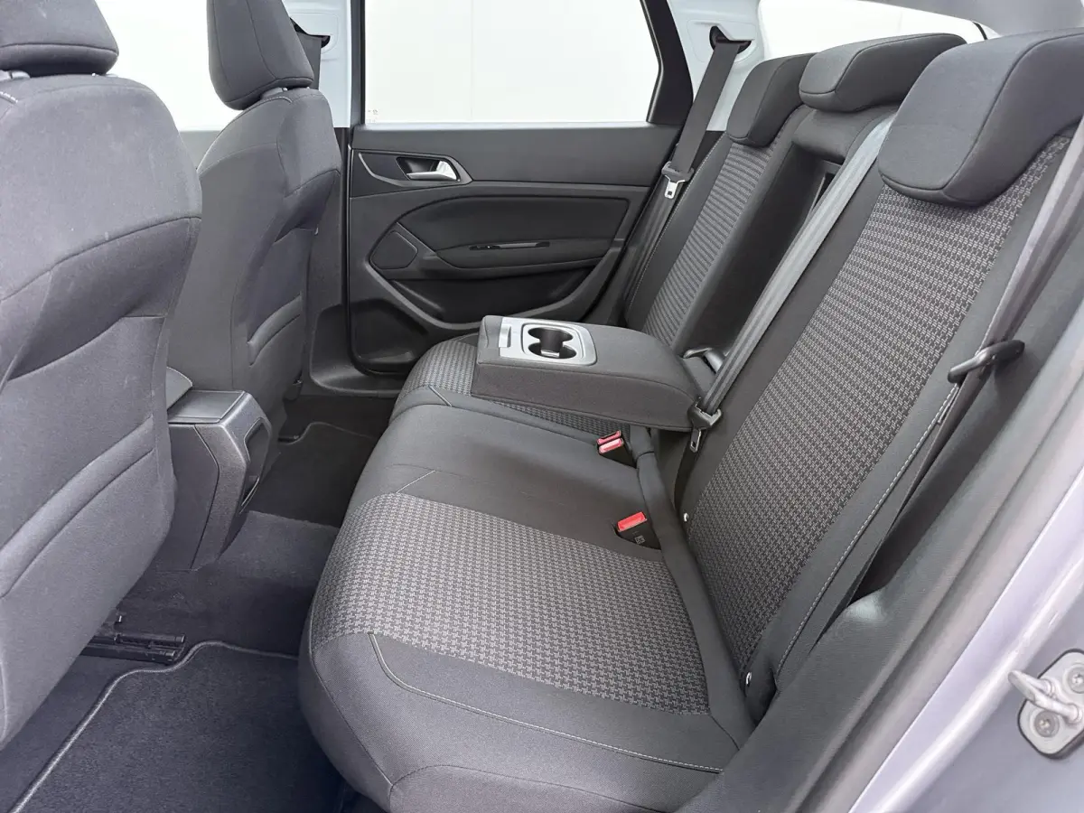 Blue Lease Executive 110pk | Trekhaak | Navigatie | Automatische airco | Cruise control | Parkeersensoren achter | Lichtmetalen velgen | Apple Carplay en Android auto
