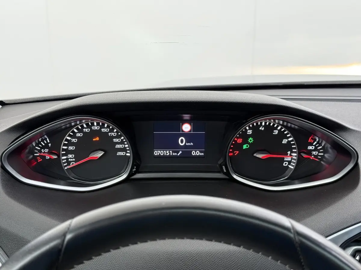 Blue Lease Executive 110pk | Trekhaak | Navigatie | Automatische airco | Cruise control | Parkeersensoren achter | Lichtmetalen velgen | Apple Carplay en Android auto