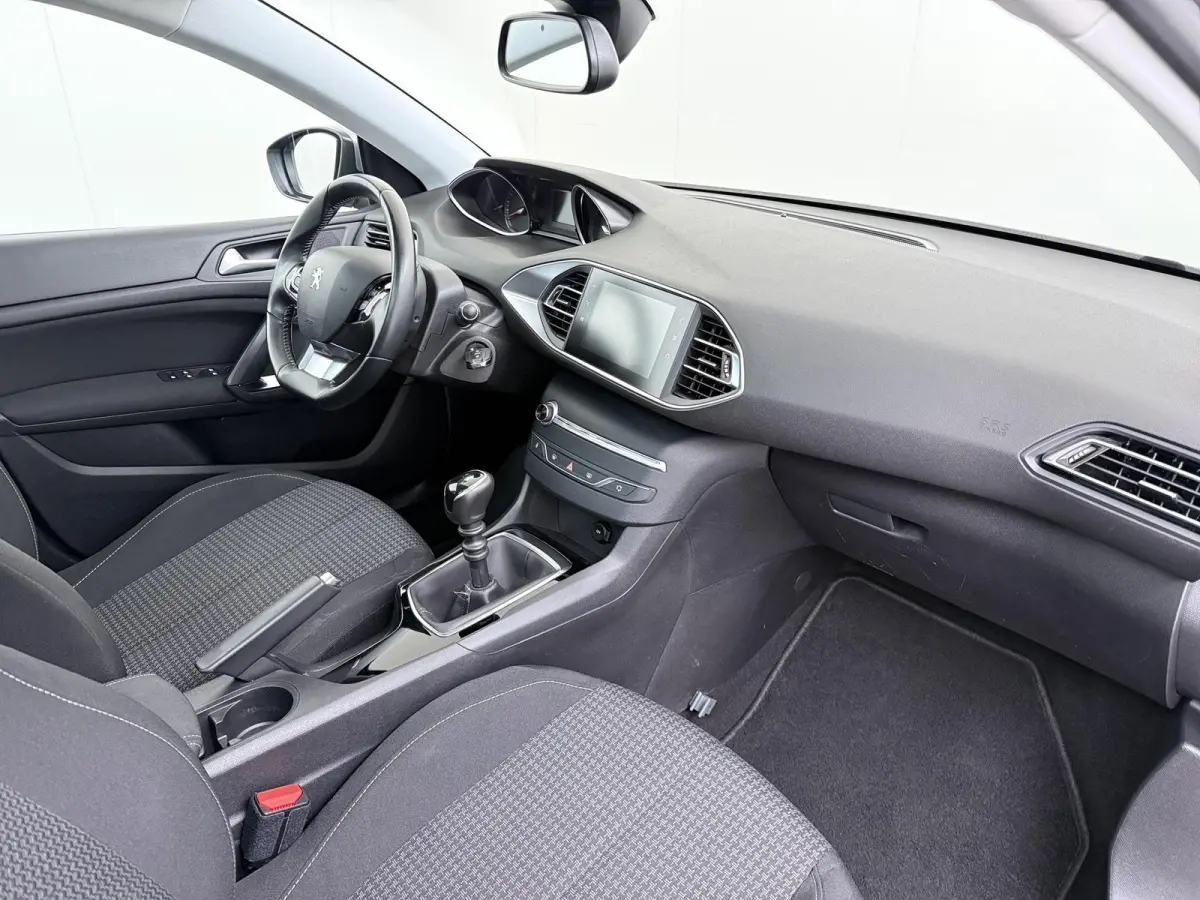 Blue Lease Executive 110pk | Trekhaak | Navigatie | Automatische airco | Cruise control | Parkeersensoren achter | Lichtmetalen velgen | Apple Carplay en Android auto
