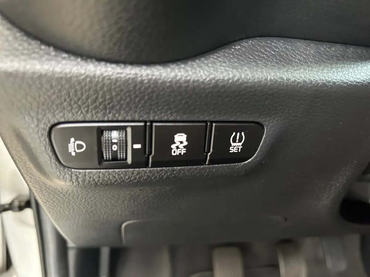 1.0 DPi DynamicPlusLine | Apple Carplay / Android Auto | Navigatiesysteem | Lichtsensor | Parkeersensoren + Camera Achter | Cruise Control | Climate Control | 15"Lichtmetalen Velgen