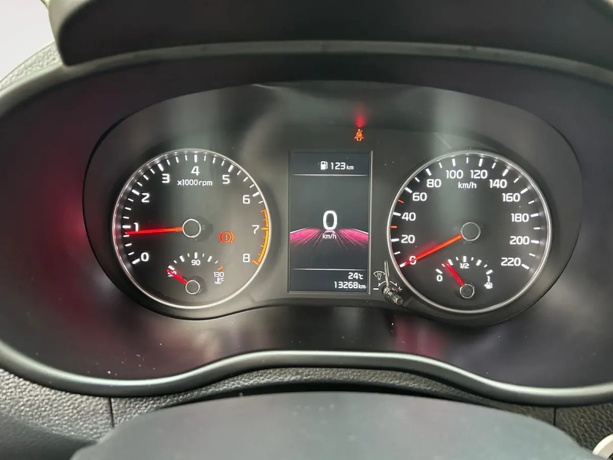 1.0 DPi DynamicPlusLine | Apple Carplay / Android Auto | Navigatiesysteem | Lichtsensor | Parkeersensoren + Camera Achter | Cruise Control | Climate Control | 15"Lichtmetalen Velgen