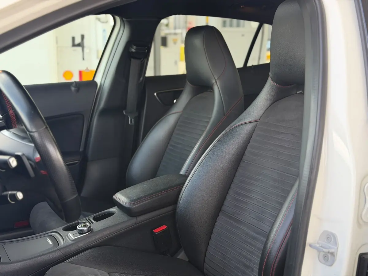 200 AMG-line Edition 1 (Goed OndH, Panoramadak, Carplay, StoelV, Navi, CruiseC, Parkeersensoren V+A, Etc)