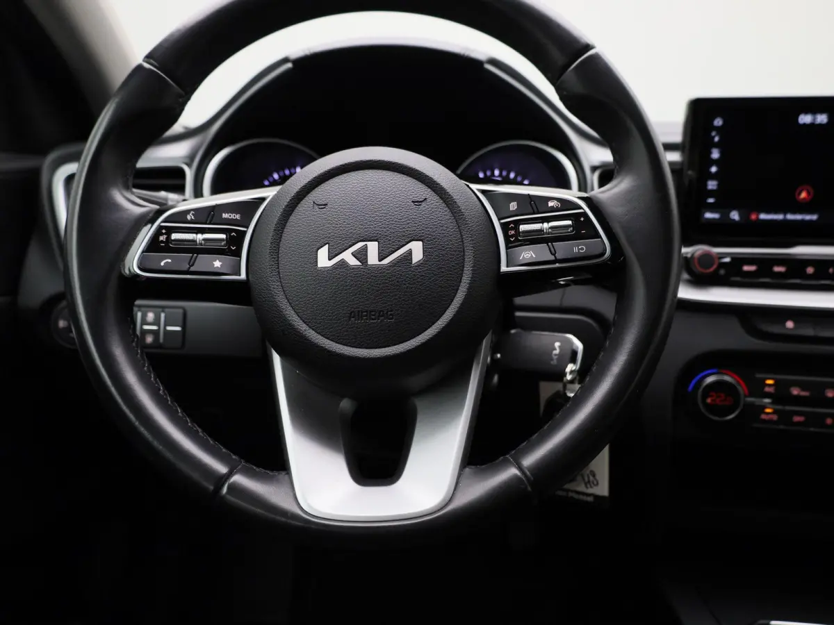 1.0 T-GDi DynamicLine | Navi | Lichtmetalen velgen | Camera | Lane Assist | Climate control | 4 season banden |
