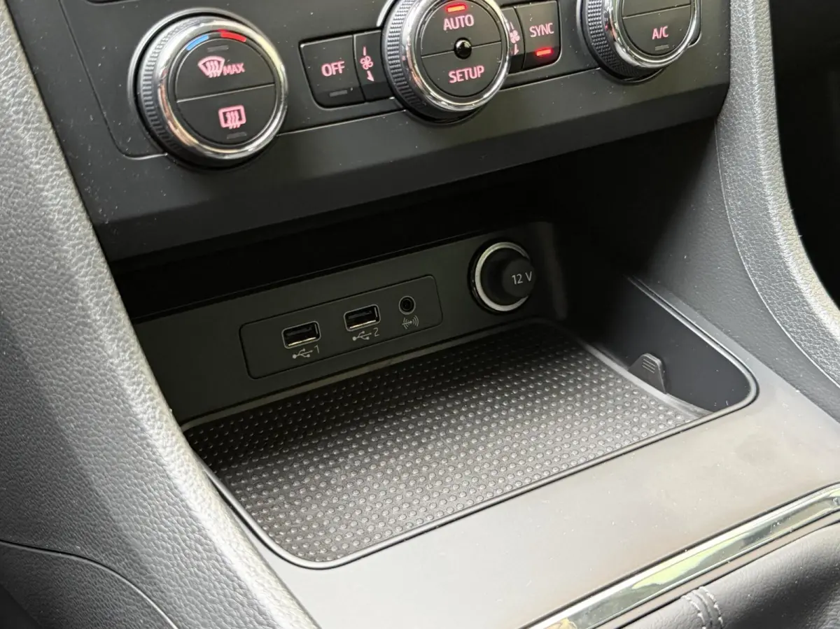 1.0 EcoTSI Style Business Intense Alcantara | Apple CarPlay/Android Auto Full-link | Achteruitrijcamera | Cruise & climate control | DAB ontvanger | Groot licht assistent | LED verlichting |