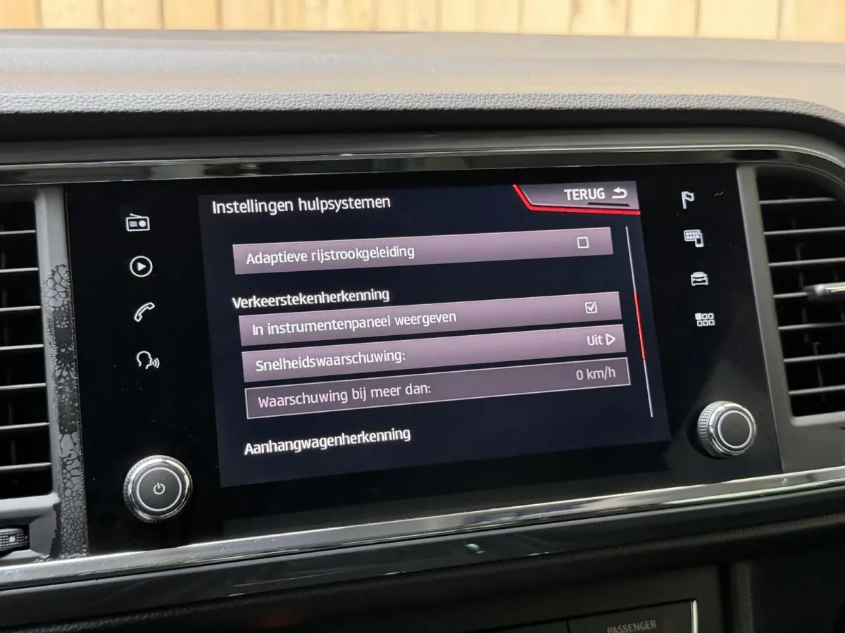 1.0 EcoTSI Style Business Intense Alcantara | Apple CarPlay/Android Auto Full-link | Achteruitrijcamera | Cruise & climate control | DAB ontvanger | Groot licht assistent | LED verlichting |