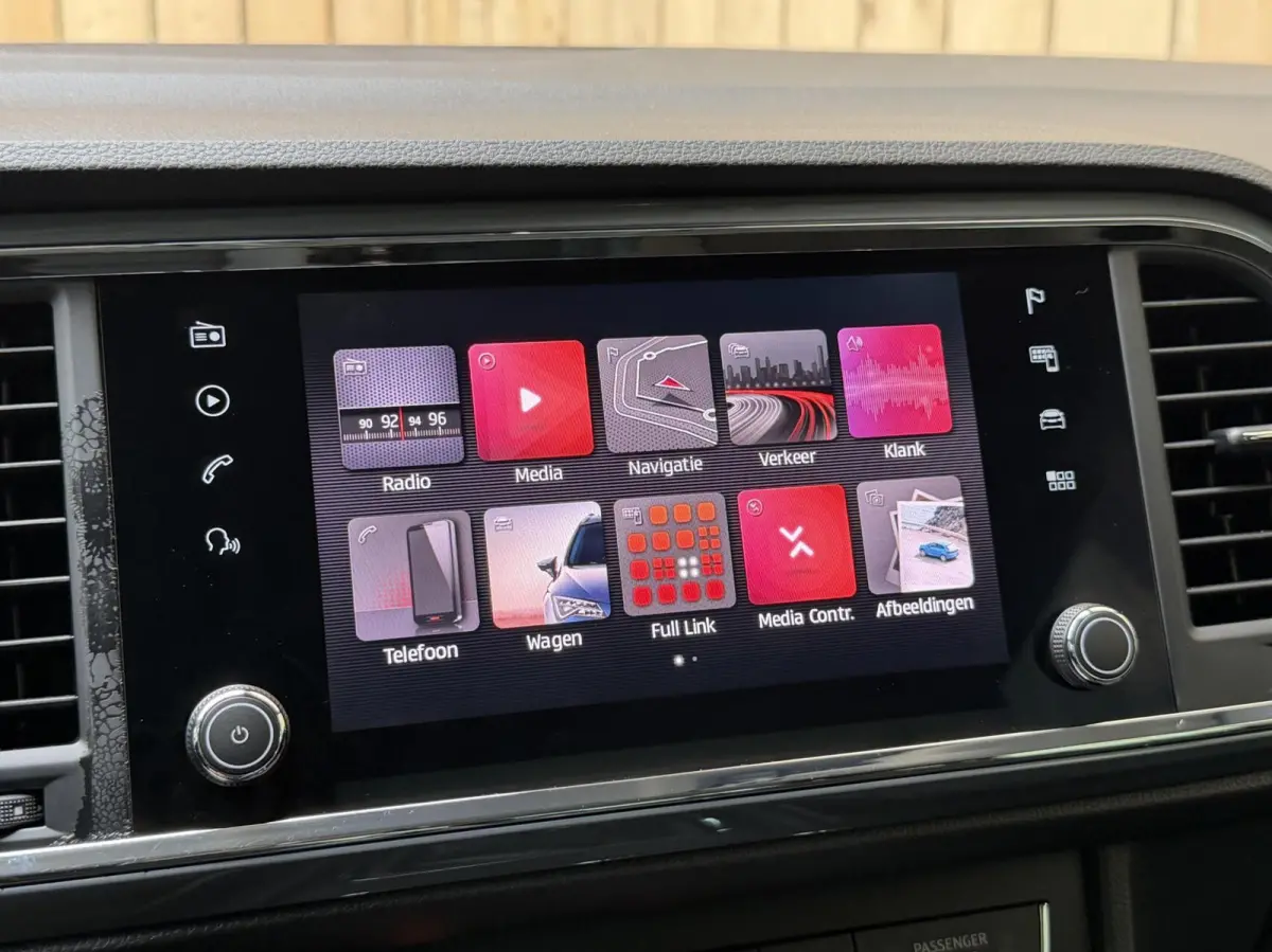 1.0 EcoTSI Style Business Intense Alcantara | Apple CarPlay/Android Auto Full-link | Achteruitrijcamera | Cruise & climate control | DAB ontvanger | Groot licht assistent | LED verlichting |