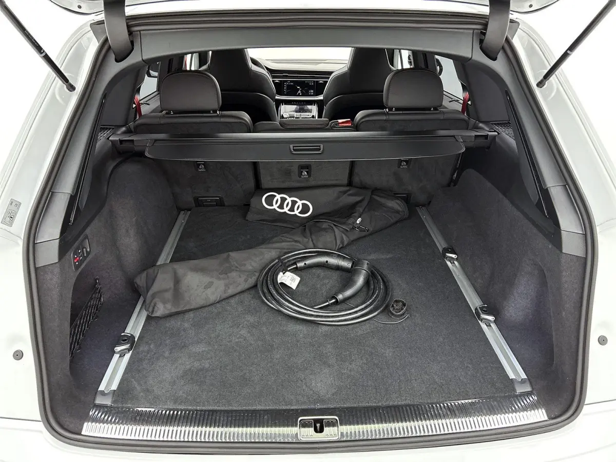 60 TFSI e quattro Pro Line S Competition 490 PK | Adaptive cruise control | Glazen panoramadak | Bang & Olufsen | Head-up display | Luchtvering | 360 graden camera | Alarm Klasse III | HD-ma