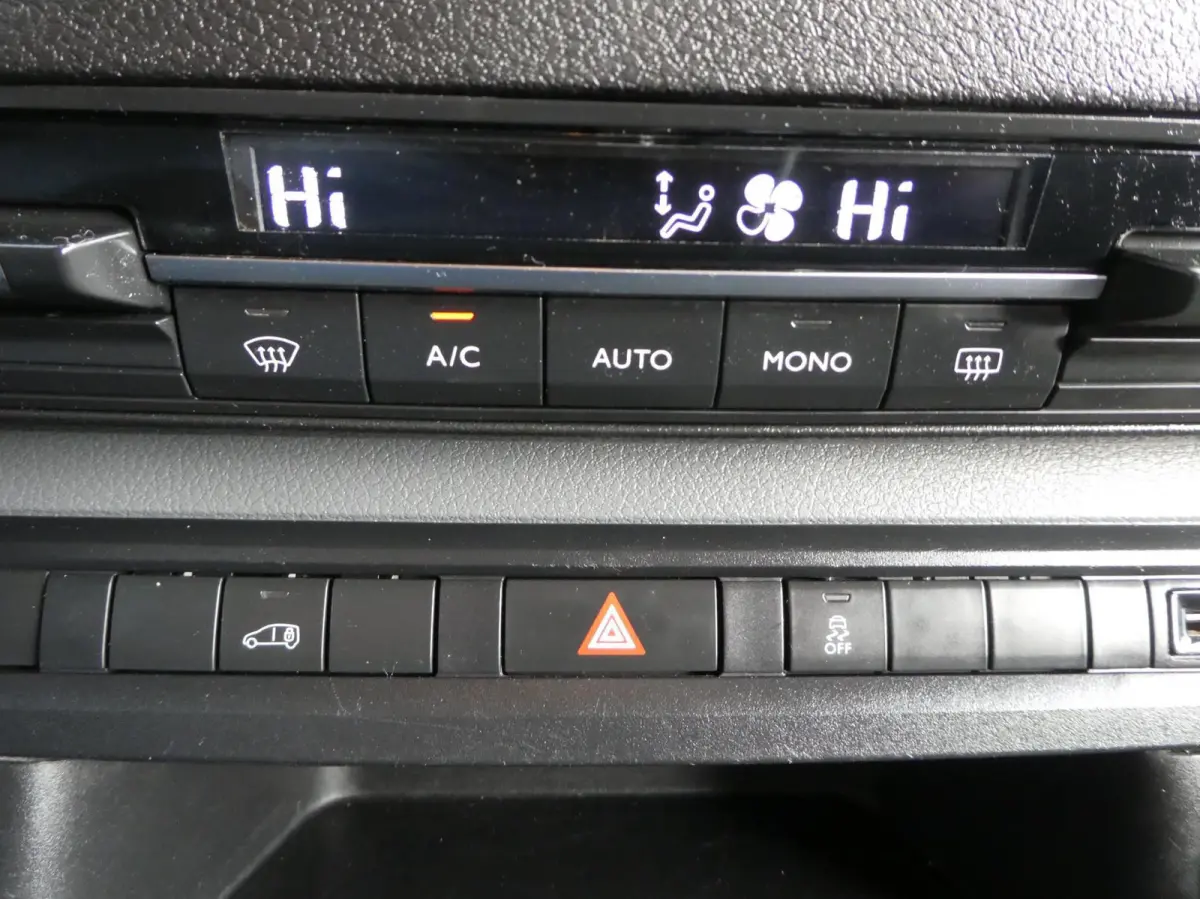 1.6 D-4D L2 Airco, Navigatie, PDC, 3-Zits.