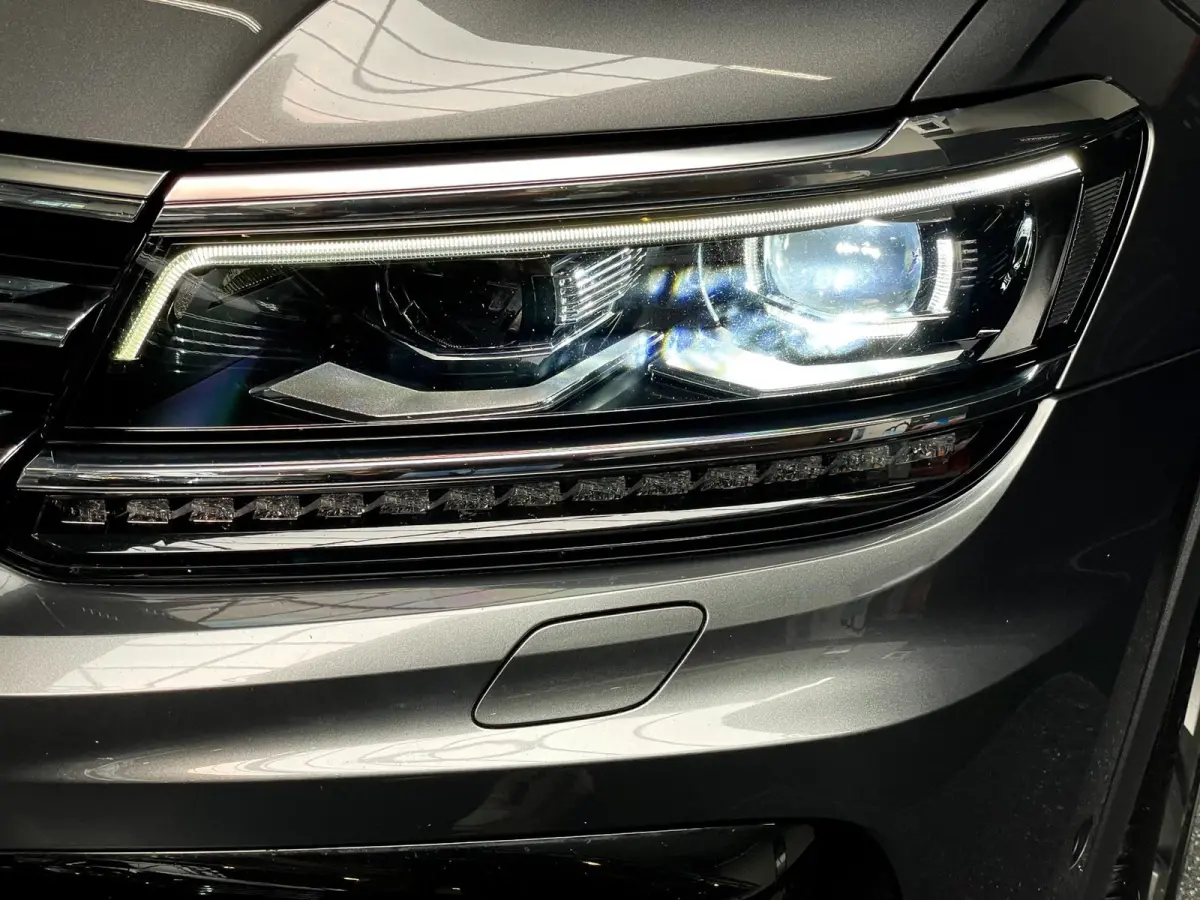 2.0 TSI 4Motion Highline R-LINE 180 PK NAVI TREKH LED