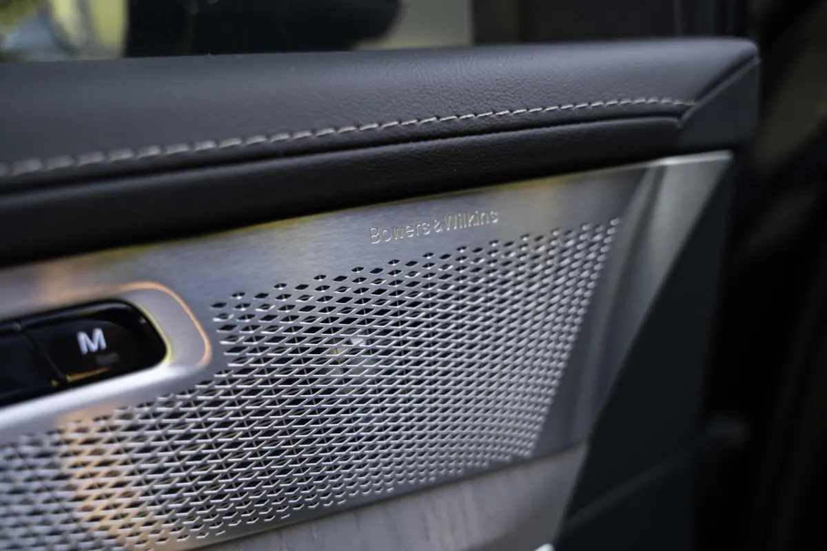 T8 Ultra Dark B&W Pano Massage Ventilatie 22"