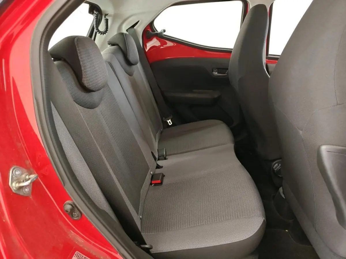 1.0 VVT-I X-PLAY I APPLE CARPLAY I ANDROID AUTO I P-CAMERA I 5-DEURS I UNIEKE KM-STAND