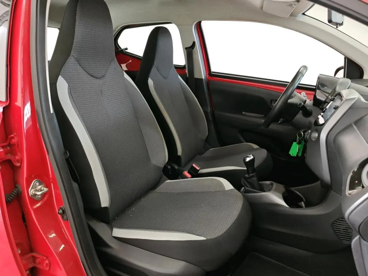 1.0 VVT-I X-PLAY I APPLE CARPLAY I ANDROID AUTO I P-CAMERA I 5-DEURS I UNIEKE KM-STAND