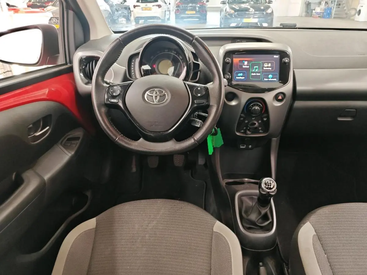 1.0 VVT-I X-PLAY I APPLE CARPLAY I ANDROID AUTO I P-CAMERA I 5-DEURS I UNIEKE KM-STAND