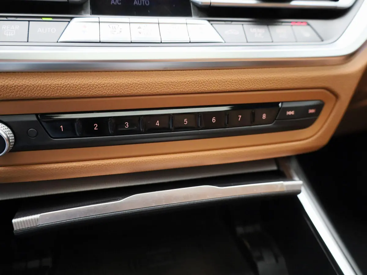 320e Business Edition Plus | Automaat | Apple Carplay / Android Auto | Panoramadak | Achteruitrijcamera | Parkeersensoren | Stoelverwarming | Stuurverwarming |