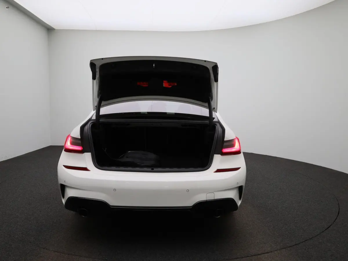 320e Business Edition Plus | Automaat | Apple Carplay / Android Auto | Panoramadak | Achteruitrijcamera | Parkeersensoren | Stoelverwarming | Stuurverwarming |