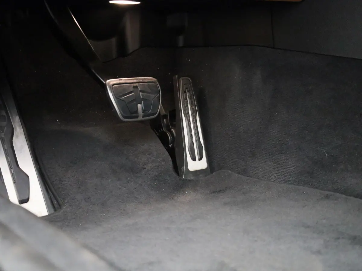 320e Business Edition Plus | Automaat | Apple Carplay / Android Auto | Panoramadak | Achteruitrijcamera | Parkeersensoren | Stoelverwarming | Stuurverwarming |