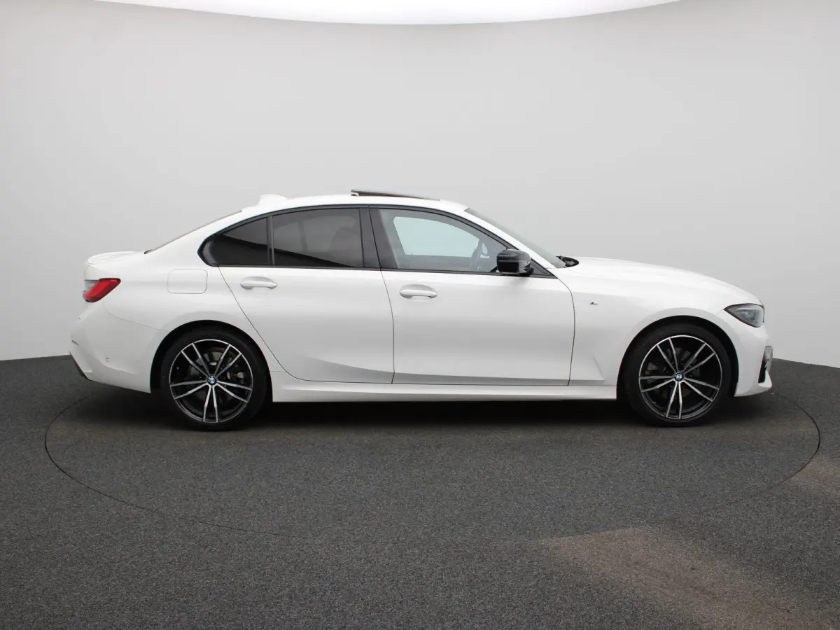 320e Business Edition Plus | Automaat | Apple Carplay / Android Auto | Panoramadak | Achteruitrijcamera | Parkeersensoren | Stoelverwarming | Stuurverwarming |