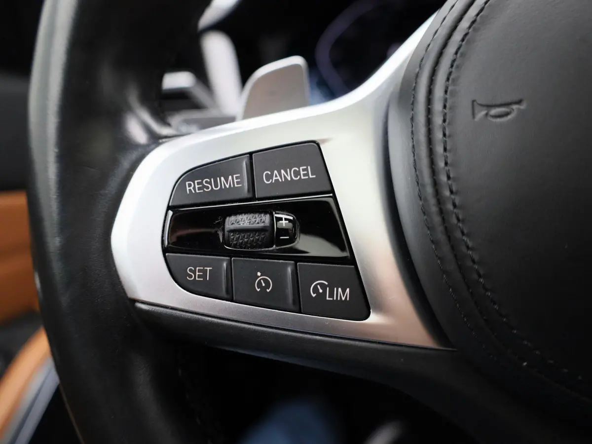 320e Business Edition Plus | Automaat | Apple Carplay / Android Auto | Panoramadak | Achteruitrijcamera | Parkeersensoren | Stoelverwarming | Stuurverwarming |