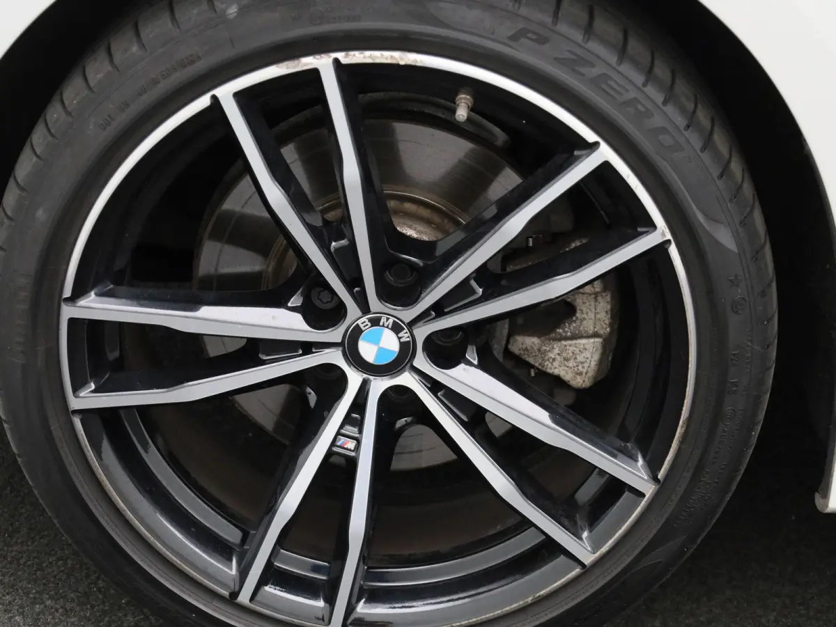 320e Business Edition Plus | Automaat | Apple Carplay / Android Auto | Panoramadak | Achteruitrijcamera | Parkeersensoren | Stoelverwarming | Stuurverwarming |