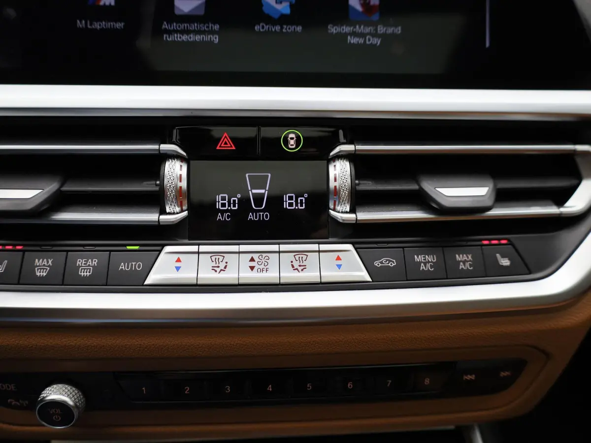 320e Business Edition Plus | Automaat | Apple Carplay / Android Auto | Panoramadak | Achteruitrijcamera | Parkeersensoren | Stoelverwarming | Stuurverwarming |