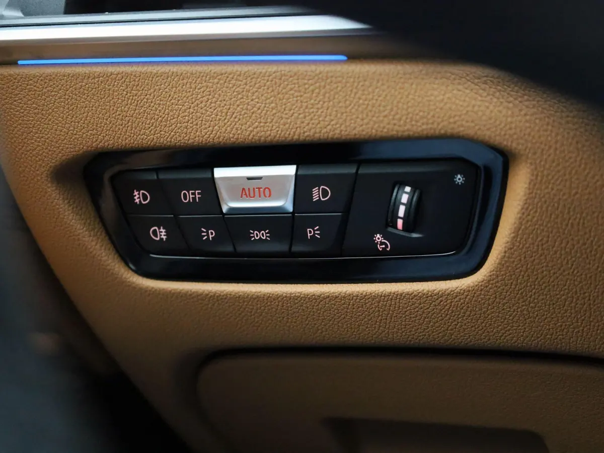 320e Business Edition Plus | Automaat | Apple Carplay / Android Auto | Panoramadak | Achteruitrijcamera | Parkeersensoren | Stoelverwarming | Stuurverwarming |