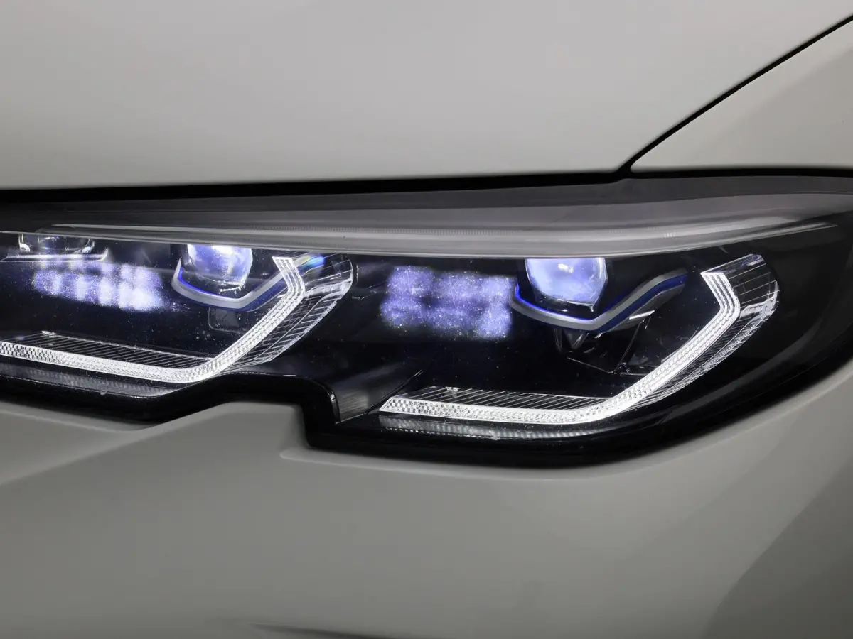 320e Business Edition Plus | Automaat | Apple Carplay / Android Auto | Panoramadak | Achteruitrijcamera | Parkeersensoren | Stoelverwarming | Stuurverwarming |