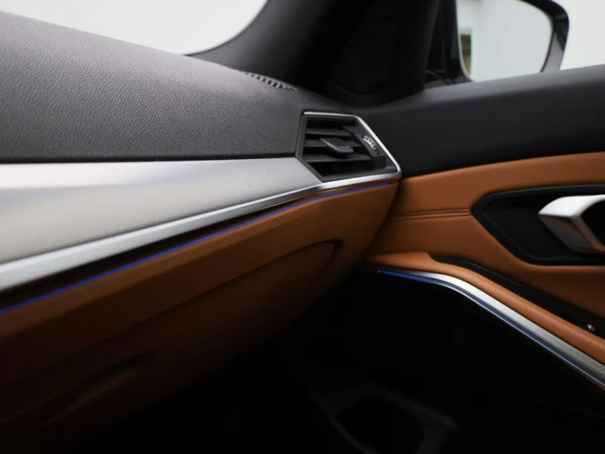 320e Business Edition Plus | Automaat | Apple Carplay / Android Auto | Panoramadak | Achteruitrijcamera | Parkeersensoren | Stoelverwarming | Stuurverwarming |