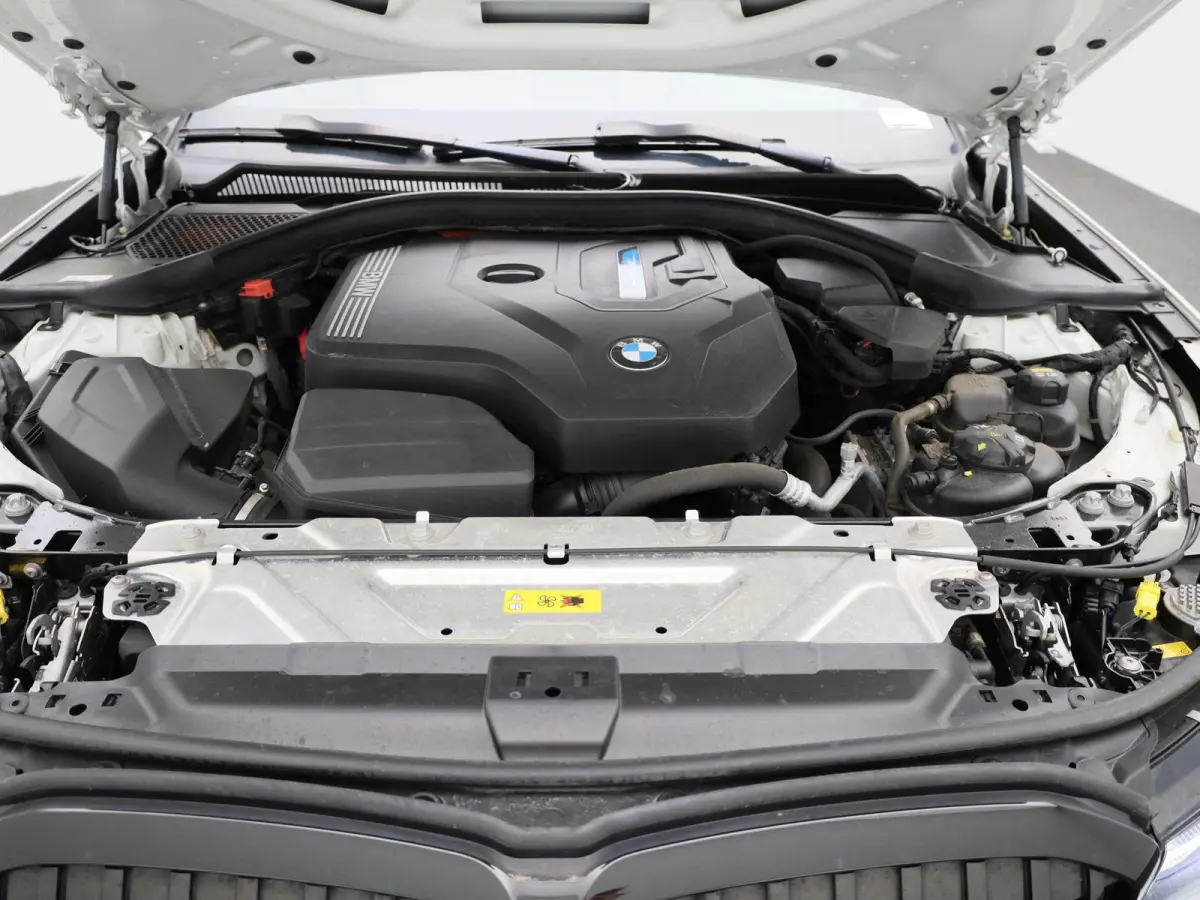 320e Business Edition Plus | Automaat | Apple Carplay / Android Auto | Panoramadak | Achteruitrijcamera | Parkeersensoren | Stoelverwarming | Stuurverwarming |