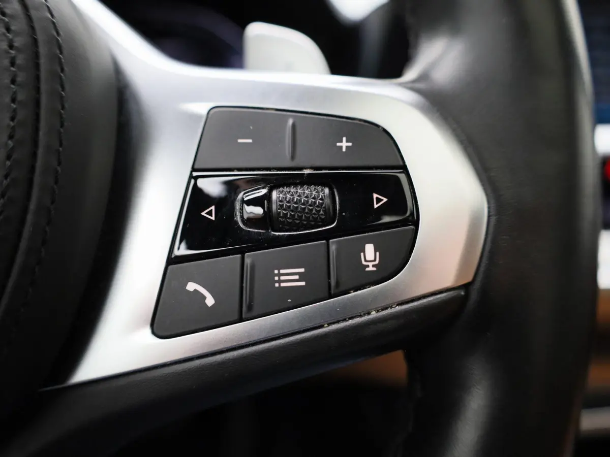 320e Business Edition Plus | Automaat | Apple Carplay / Android Auto | Panoramadak | Achteruitrijcamera | Parkeersensoren | Stoelverwarming | Stuurverwarming |