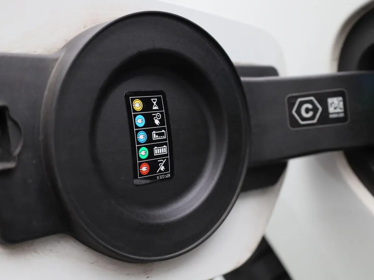 320e Business Edition Plus | Automaat | Apple Carplay / Android Auto | Panoramadak | Achteruitrijcamera | Parkeersensoren | Stoelverwarming | Stuurverwarming |