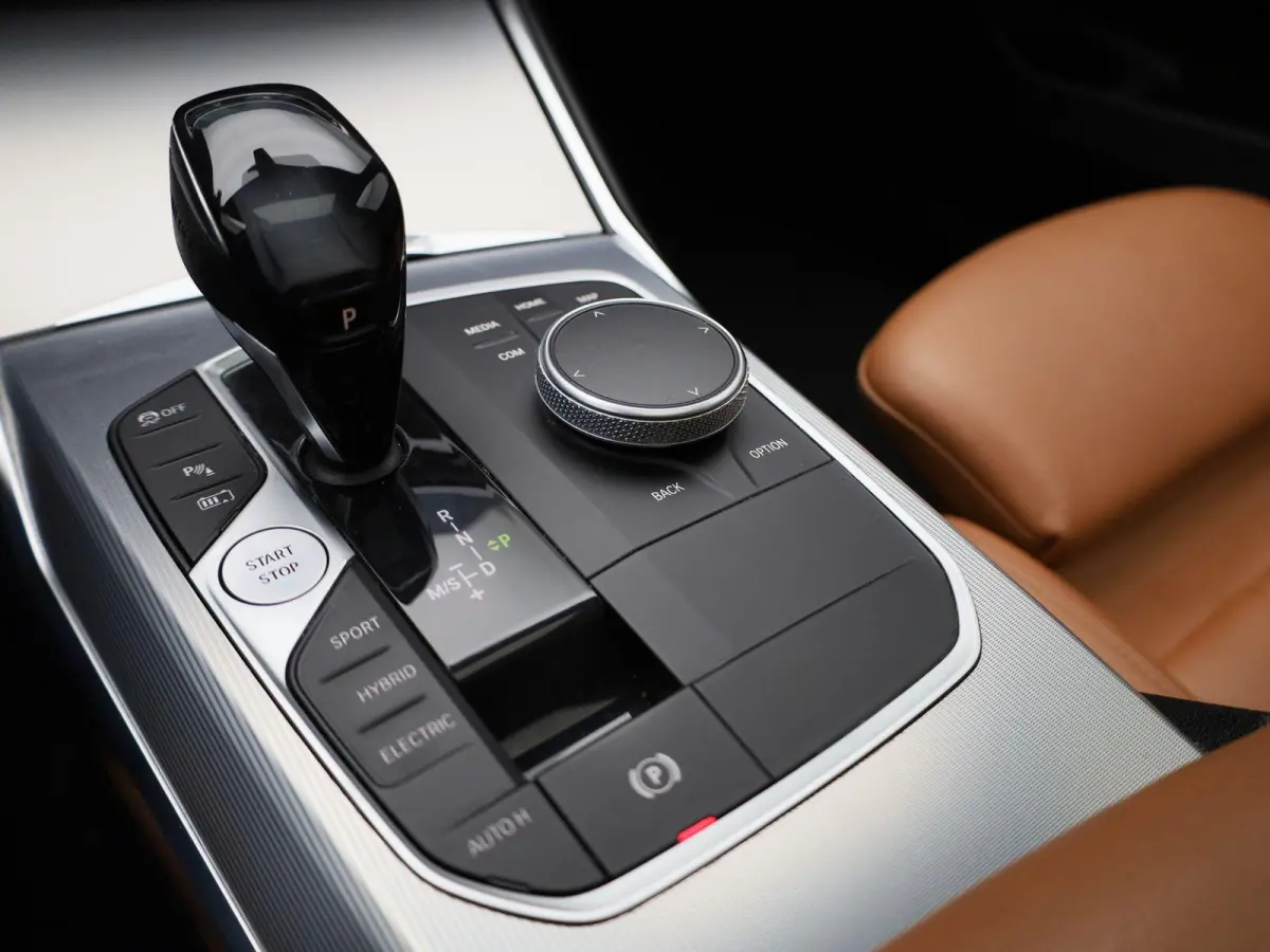 320e Business Edition Plus | Automaat | Apple Carplay / Android Auto | Panoramadak | Achteruitrijcamera | Parkeersensoren | Stoelverwarming | Stuurverwarming |
