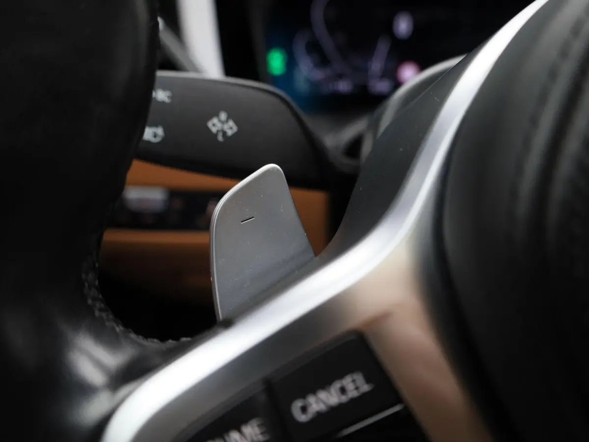320e Business Edition Plus | Automaat | Apple Carplay / Android Auto | Panoramadak | Achteruitrijcamera | Parkeersensoren | Stoelverwarming | Stuurverwarming |