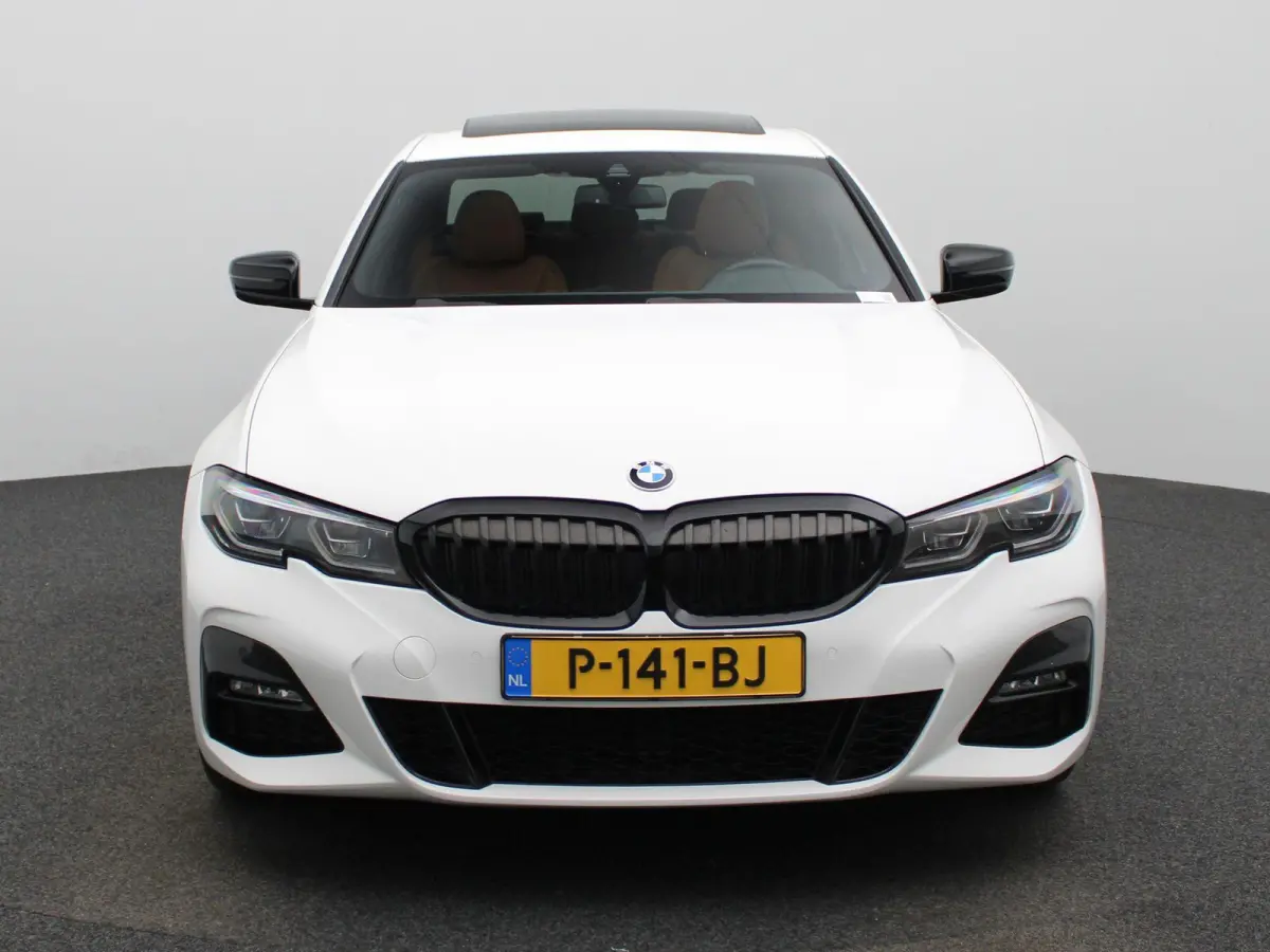 320e Business Edition Plus | Automaat | Apple Carplay / Android Auto | Panoramadak | Achteruitrijcamera | Parkeersensoren | Stoelverwarming | Stuurverwarming |
