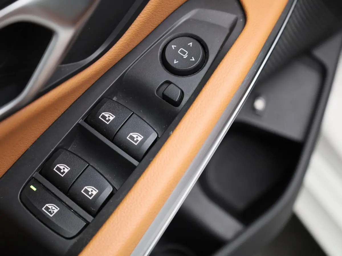 320e Business Edition Plus | Automaat | Apple Carplay / Android Auto | Panoramadak | Achteruitrijcamera | Parkeersensoren | Stoelverwarming | Stuurverwarming |