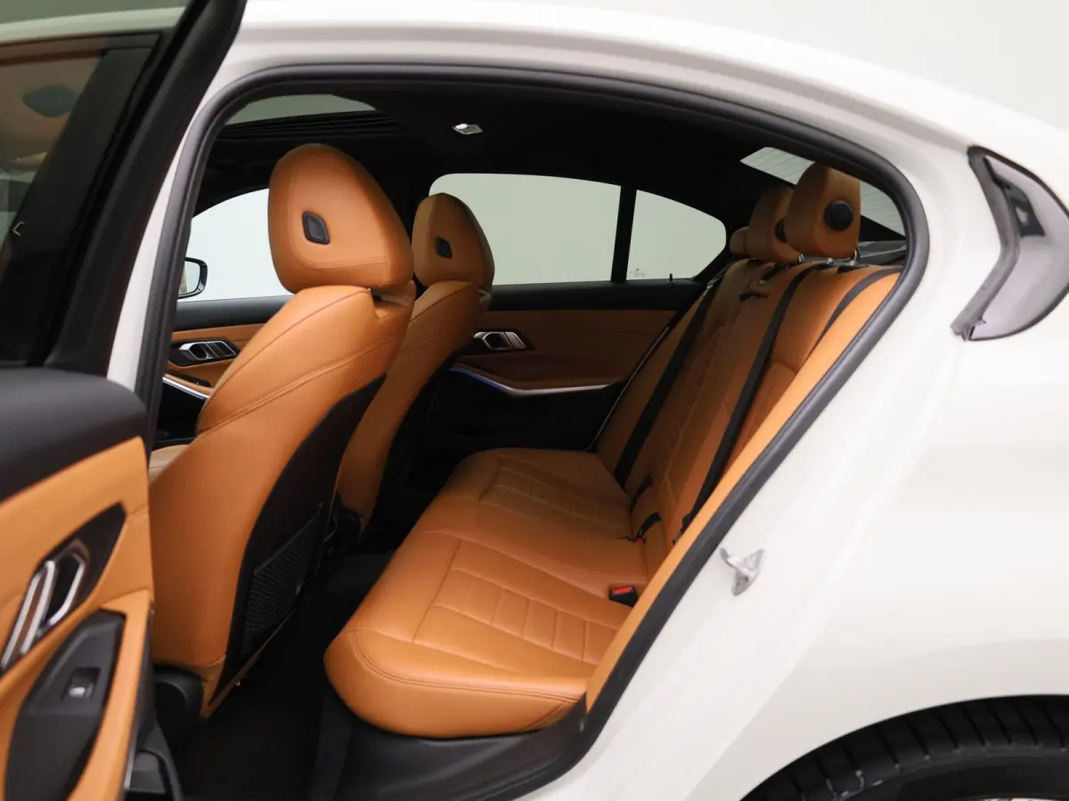 320e Business Edition Plus | Automaat | Apple Carplay / Android Auto | Panoramadak | Achteruitrijcamera | Parkeersensoren | Stoelverwarming | Stuurverwarming |