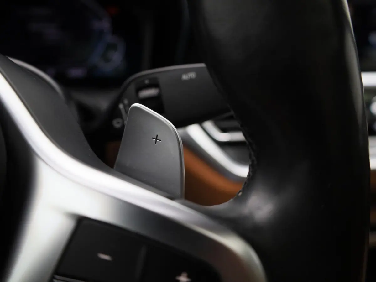 320e Business Edition Plus | Automaat | Apple Carplay / Android Auto | Panoramadak | Achteruitrijcamera | Parkeersensoren | Stoelverwarming | Stuurverwarming |