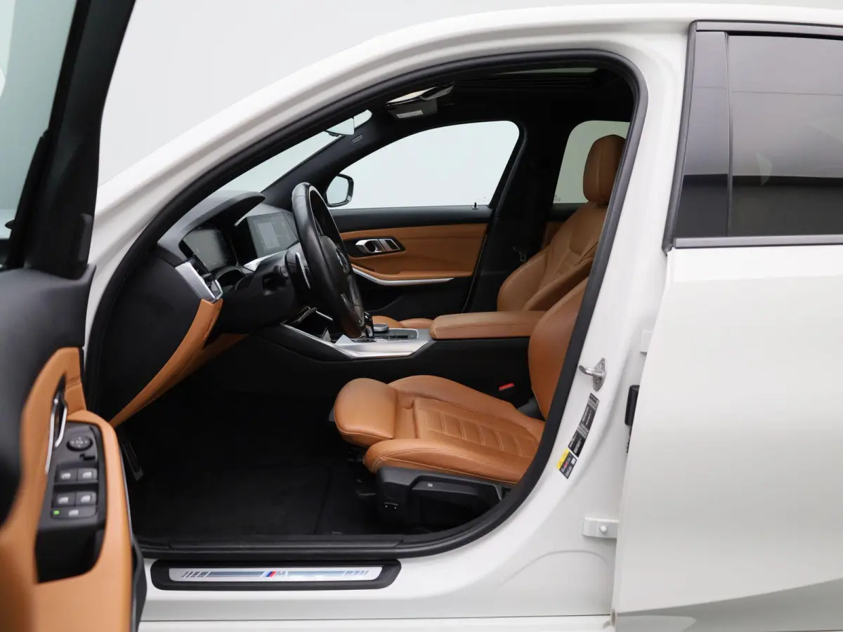 320e Business Edition Plus | Automaat | Apple Carplay / Android Auto | Panoramadak | Achteruitrijcamera | Parkeersensoren | Stoelverwarming | Stuurverwarming |