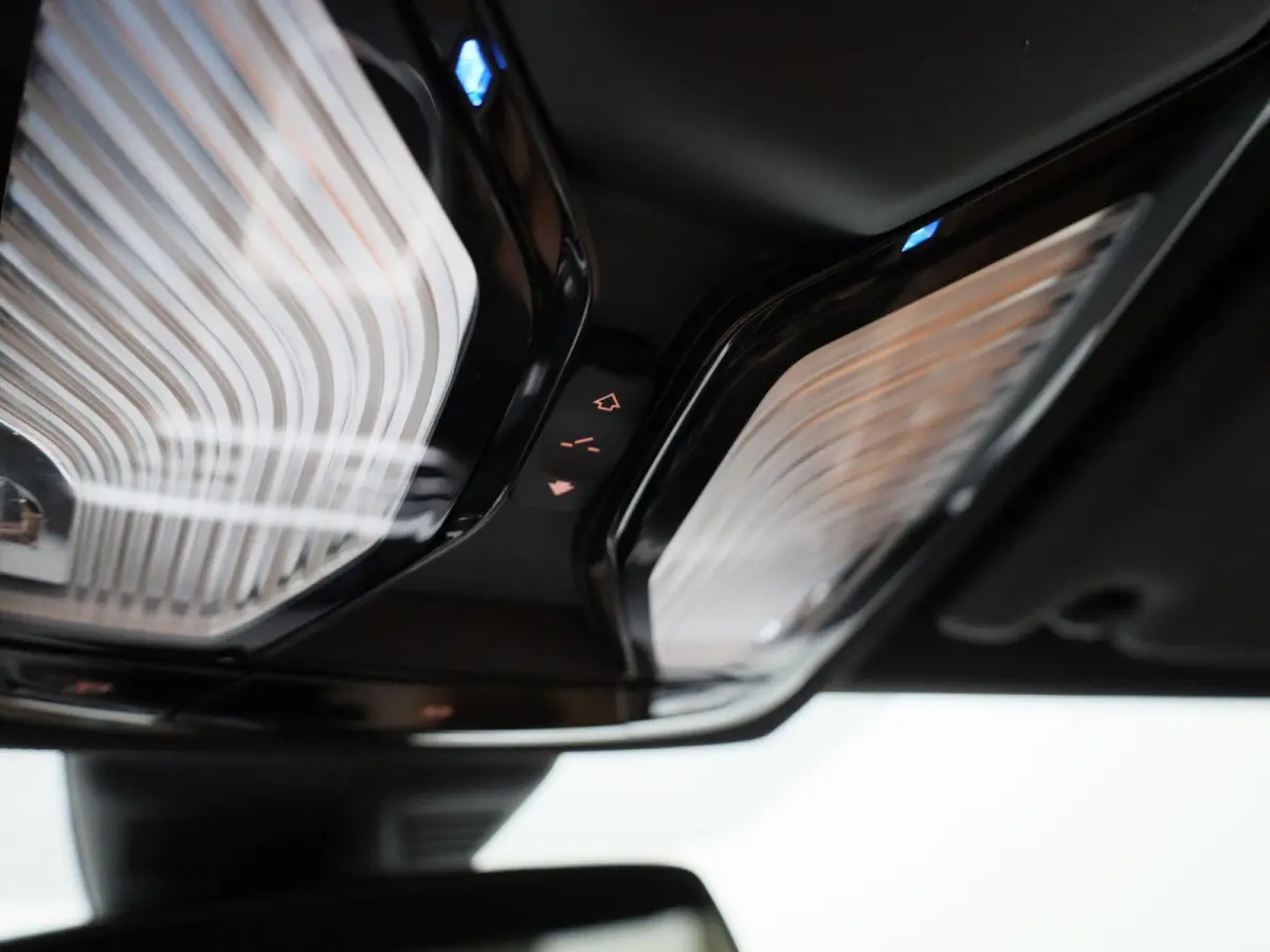 320e Business Edition Plus | Automaat | Apple Carplay / Android Auto | Panoramadak | Achteruitrijcamera | Parkeersensoren | Stoelverwarming | Stuurverwarming |