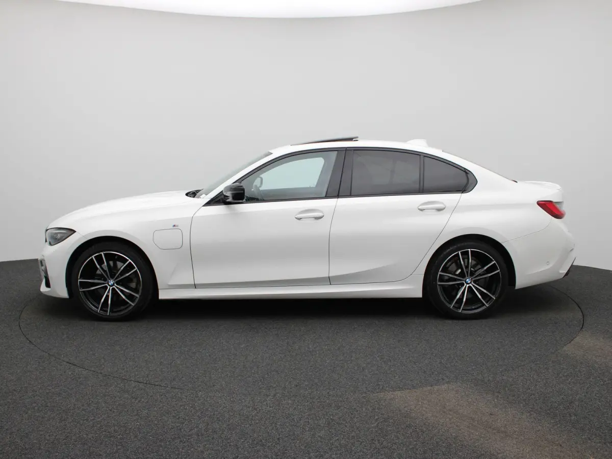 320e Business Edition Plus | Automaat | Apple Carplay / Android Auto | Panoramadak | Achteruitrijcamera | Parkeersensoren | Stoelverwarming | Stuurverwarming |