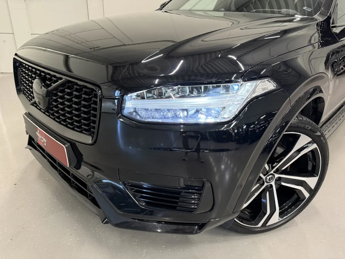 T8 Recharge AWD R-Design PANO/B&W/TREKHAAK/360CAMERA/22'/SOH 97,3%/HEAD-UP/STANDKACHEL/MEMORY/GOOGLE/R-DESIGN VOL LEER/DONKERE-HEMEL/BLACK ALL BLACK/VOLLEDIG VOLVO DEALER HISTORIE