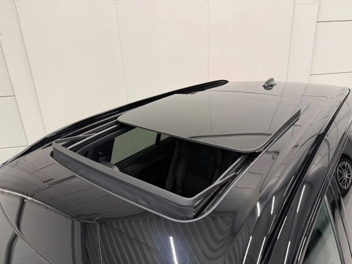 T8 Recharge AWD R-Design PANO/B&W/TREKHAAK/360CAMERA/22'/SOH 97,3%/HEAD-UP/STANDKACHEL/MEMORY/GOOGLE/R-DESIGN VOL LEER/DONKERE-HEMEL/BLACK ALL BLACK/VOLLEDIG VOLVO DEALER HISTORIE