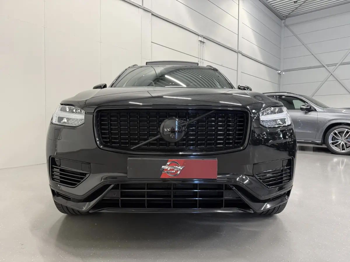 T8 Recharge AWD R-Design PANO/B&W/TREKHAAK/360CAMERA/22'/SOH 97,3%/HEAD-UP/STANDKACHEL/MEMORY/GOOGLE/R-DESIGN VOL LEER/DONKERE-HEMEL/BLACK ALL BLACK/VOLLEDIG VOLVO DEALER HISTORIE
